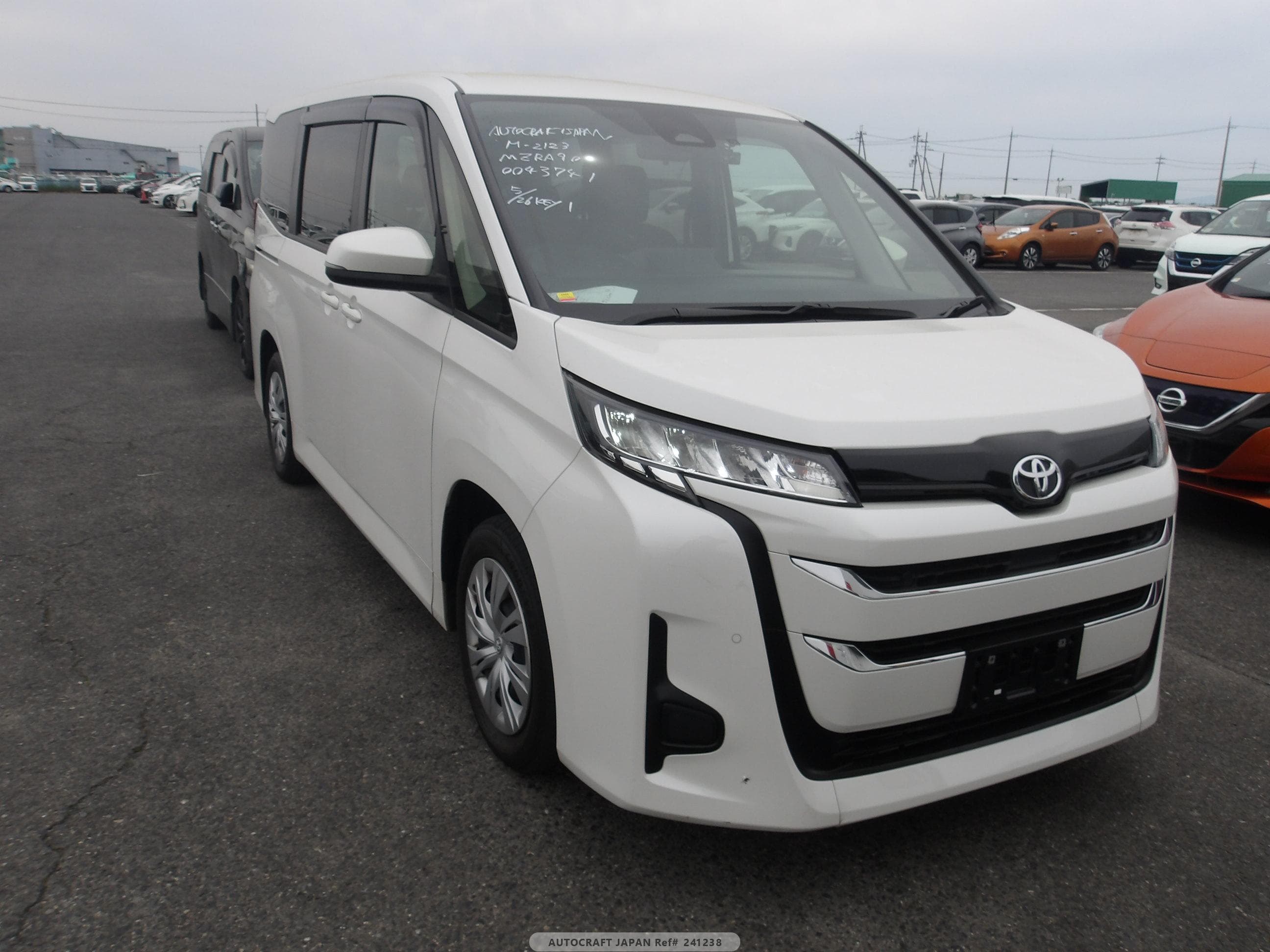 Toyota Noah Non-Hybrid X Package