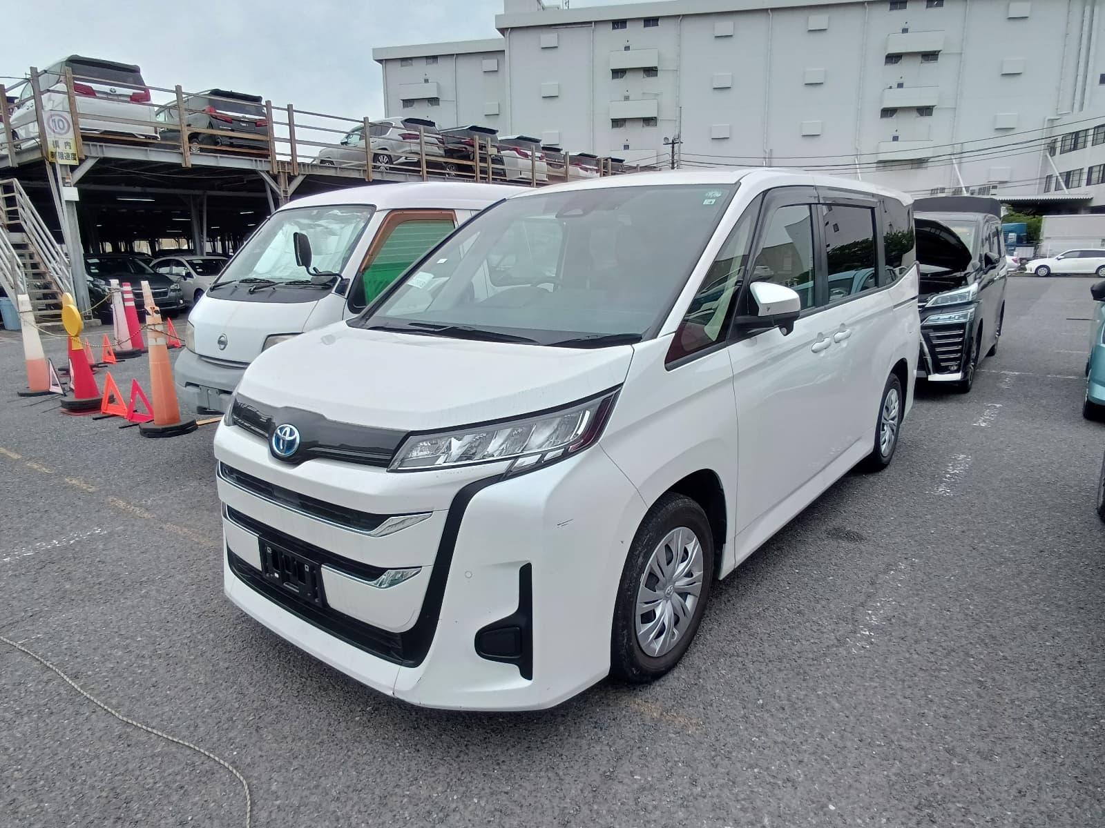 Toyota Noah Hybrid X Package