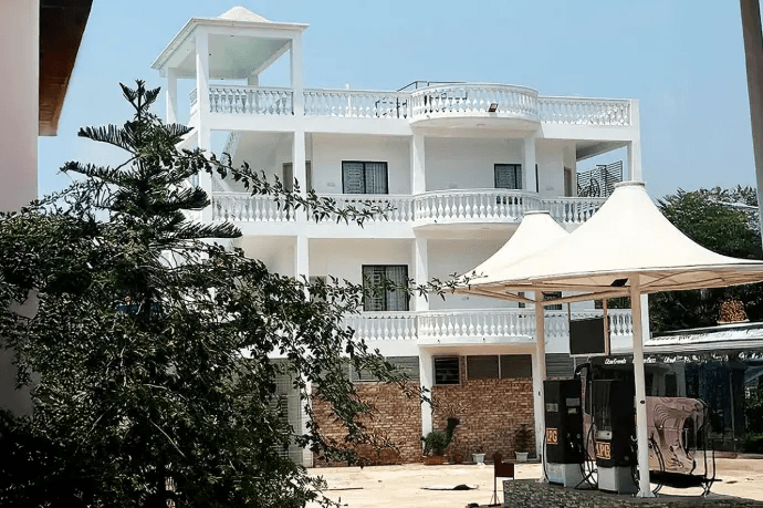 Sampan White House & Motel